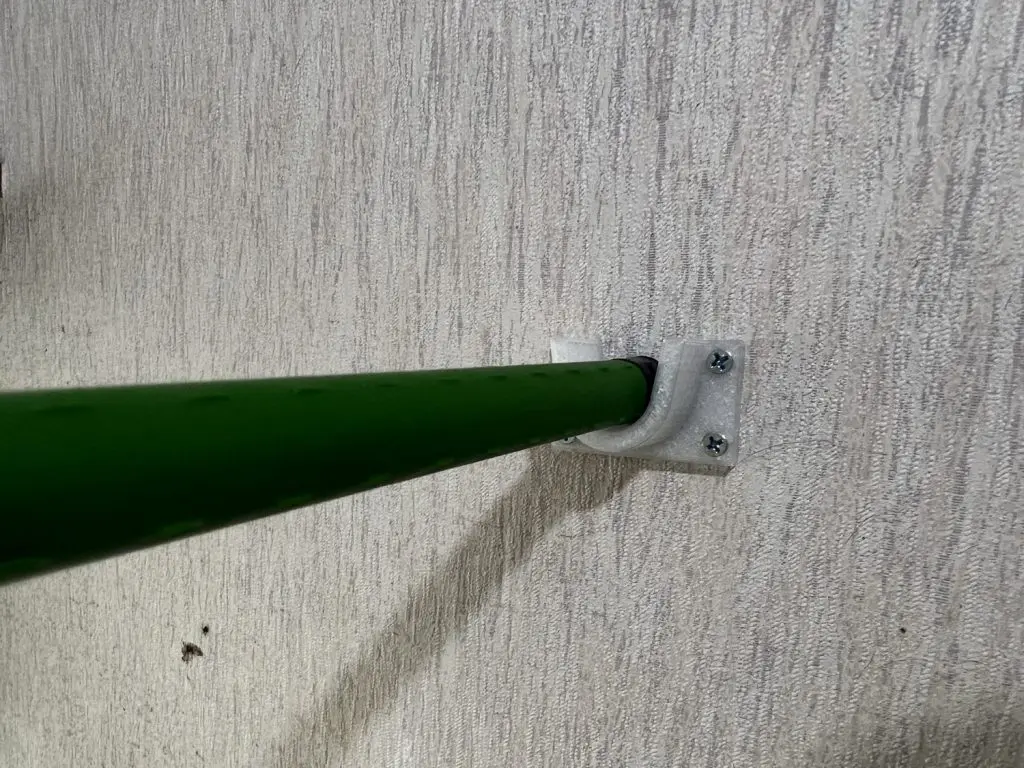 ダイソーの園芸用支柱で物干し