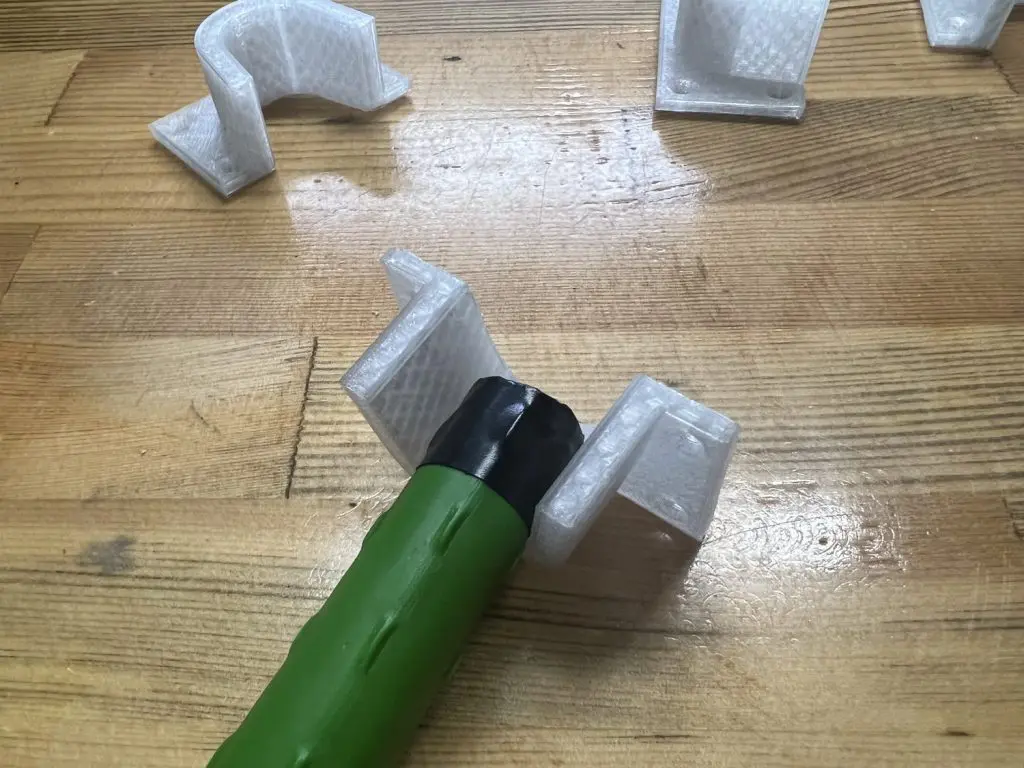 ダイソーの園芸用支柱で物干し