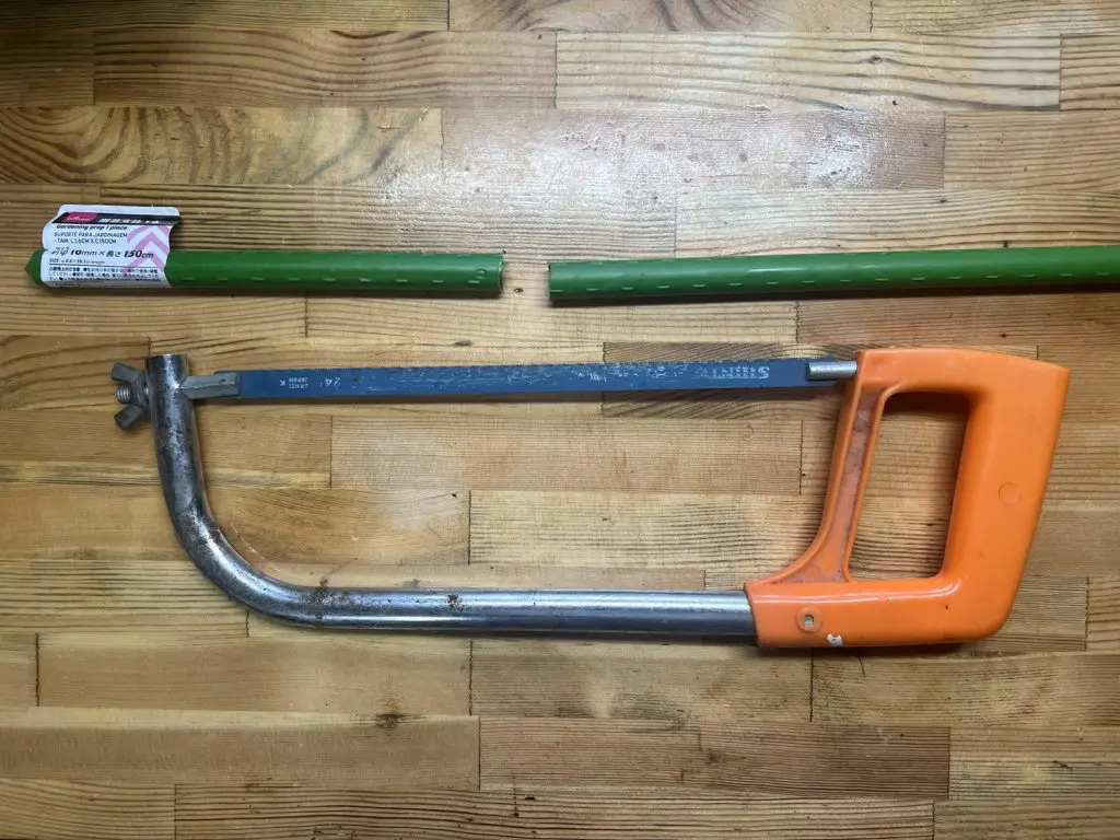 ダイソーの園芸用支柱で物干し