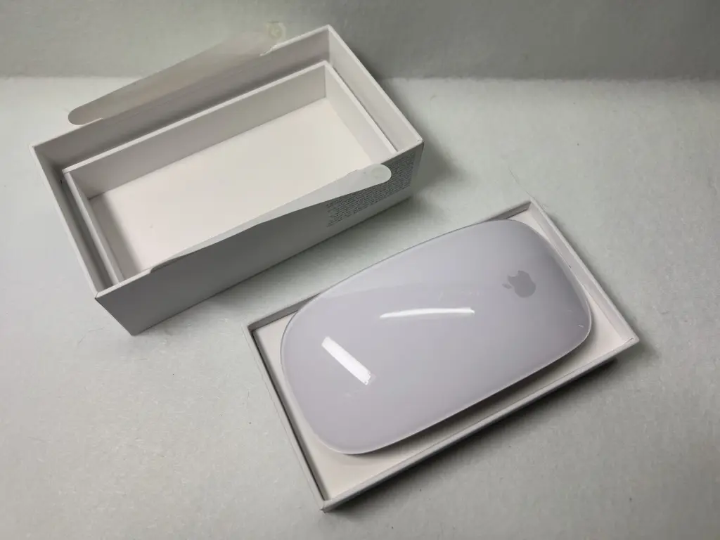 Apple Magic Mouse（Multi-Touch対応）のホワイトとブラックは使い心地