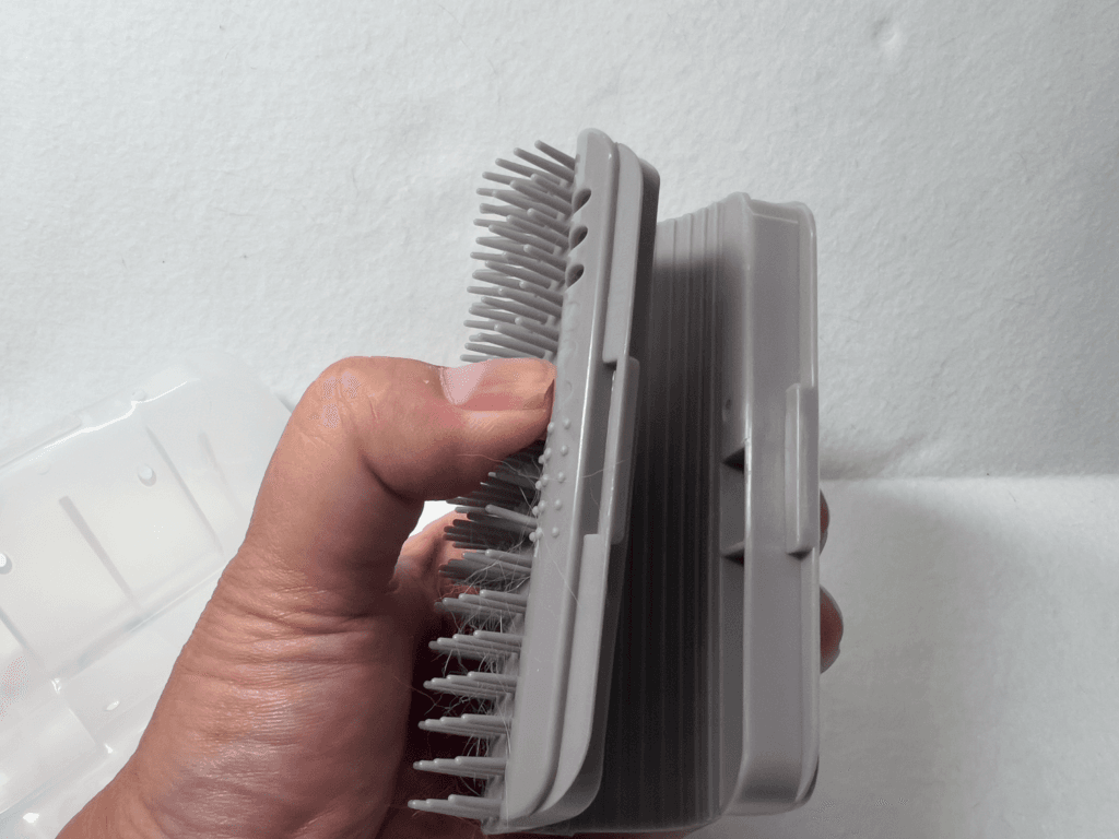 セリア　セルフグルーミングブラシ