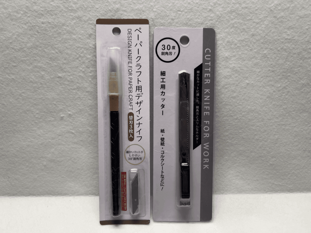 セリアのペーパークラフト用デザインナイフ ブラックと細工用カッター