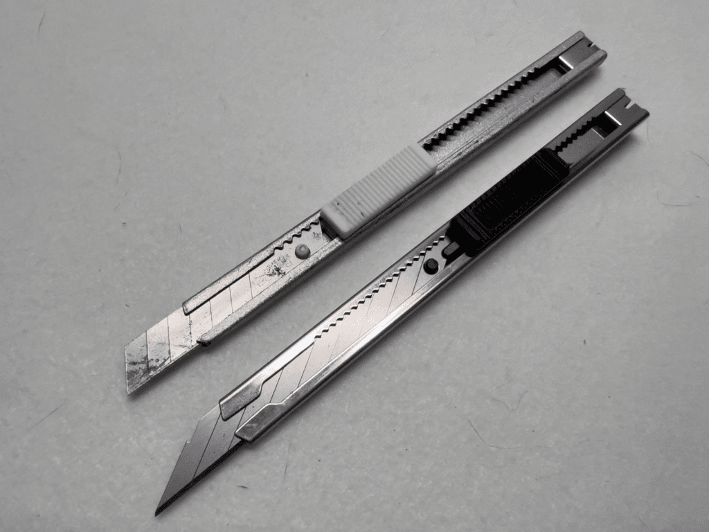 細工用カッターと通常のカッター