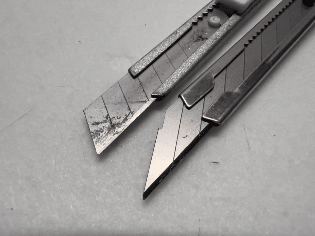 細工用カッターと通常のカッター