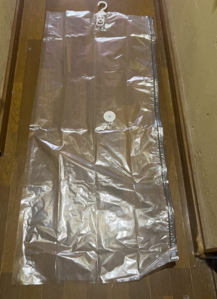 ダイソー　ダニ対策吊るせる衣類圧縮袋