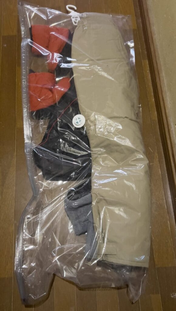 ダイソー　ダニ対策吊るせる衣類圧縮袋